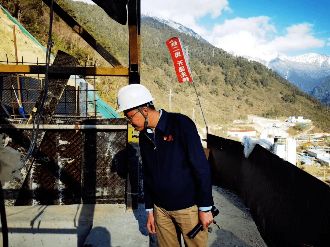 中铁二局cz铁路4标项目总工程师谢文强在施工现场.