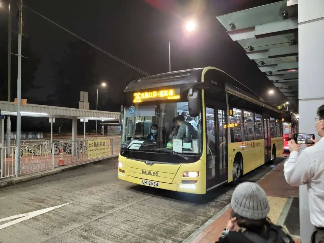 开往皇岗口岸的头班车开出