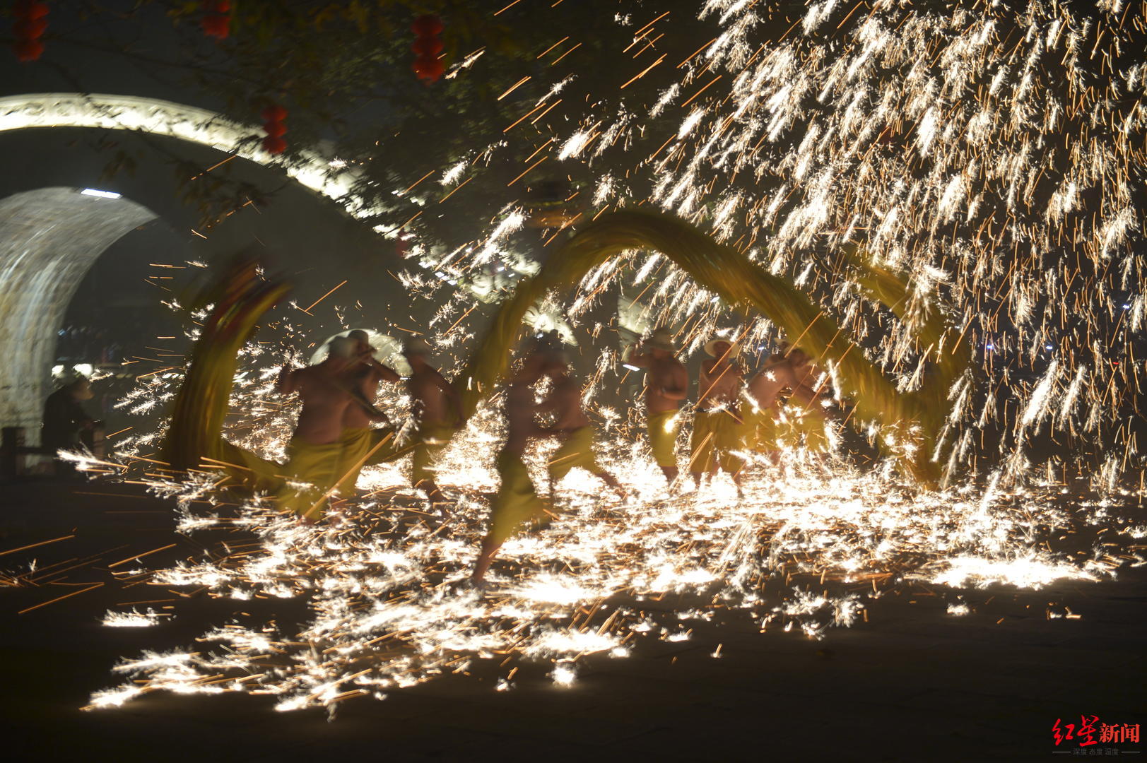 ▲黄龙溪火龙表演