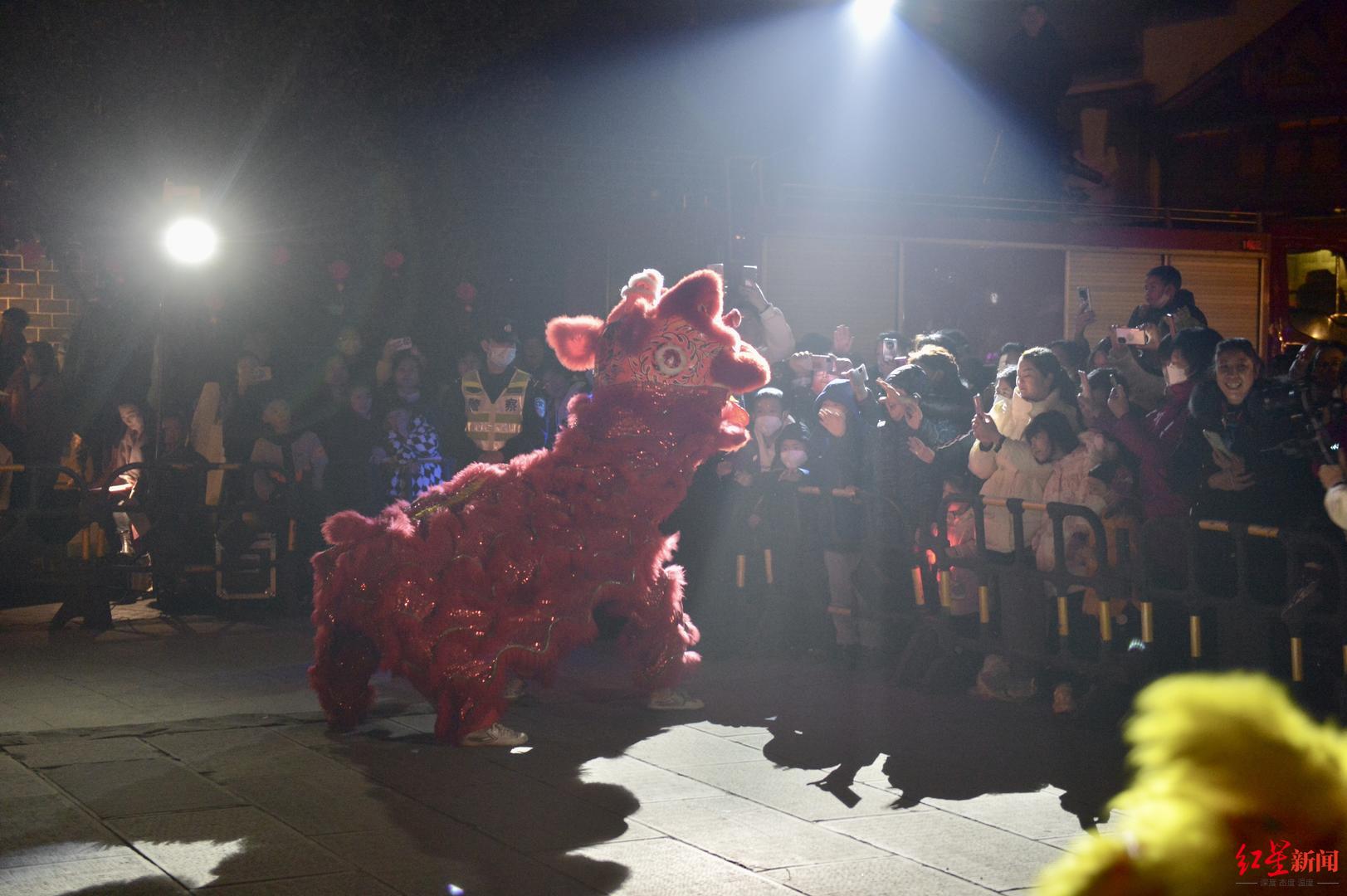 ▲黄龙溪舞狮表演