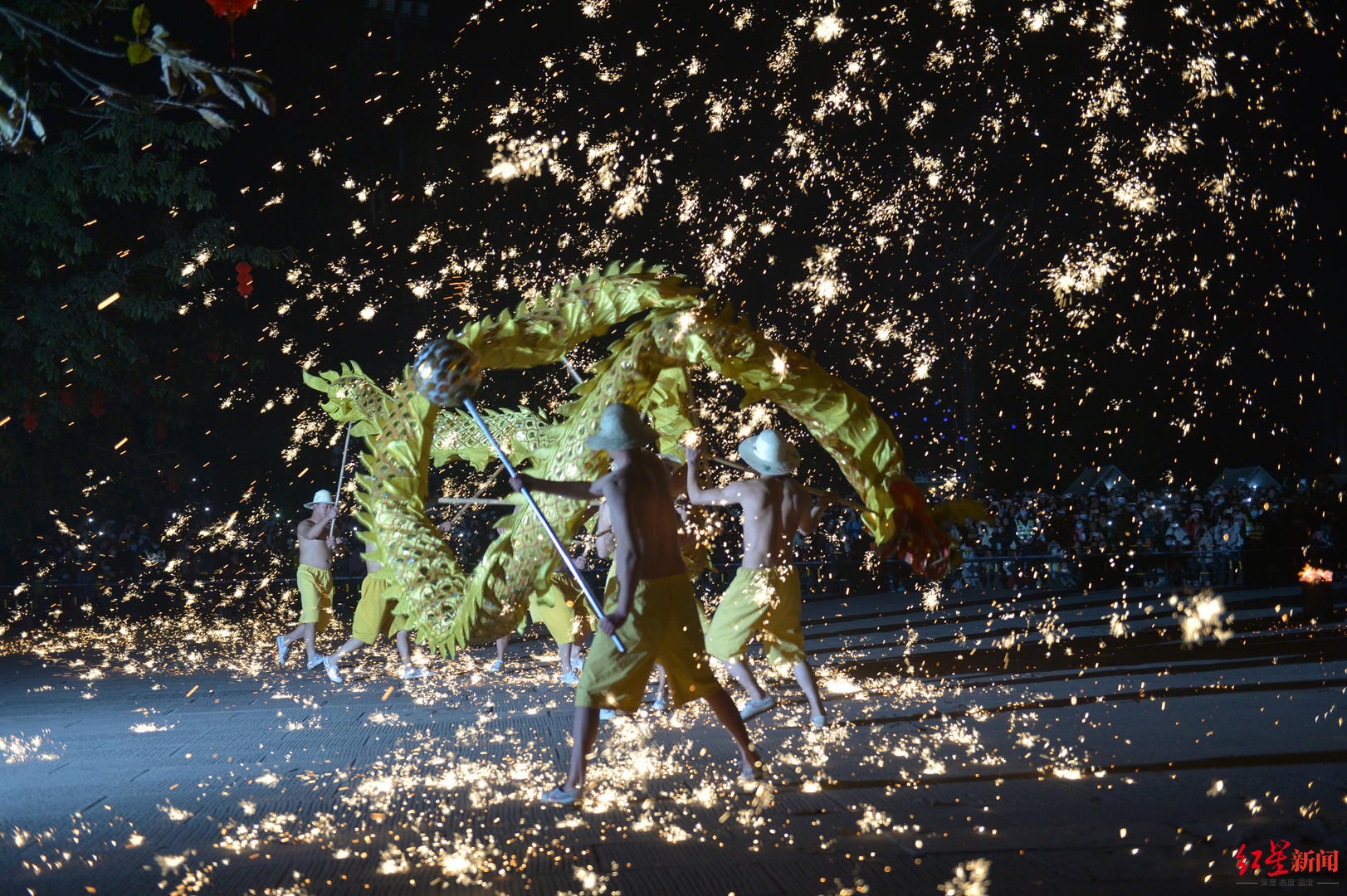 ▲黄龙溪火龙表演