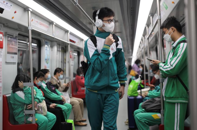 上午7时,清晨的地铁上满载着朝气蓬勃的中学生.