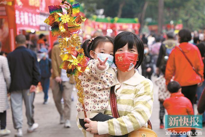 ■春节期间，很多市民到永庆坊荔枝湾景区游玩。