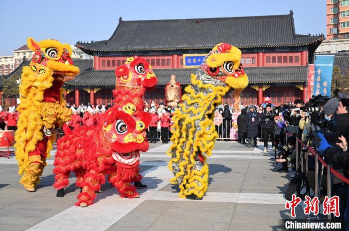 市民在进行舞狮表演 张瑶 摄