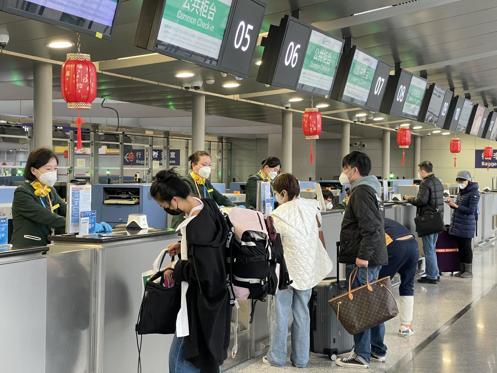 上午7点多,浦东机场t2航站楼春秋航空国际值机柜台(财联社记者拍摄)