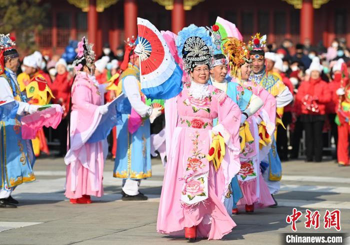 市民在进行秧歌表演 张瑶 摄