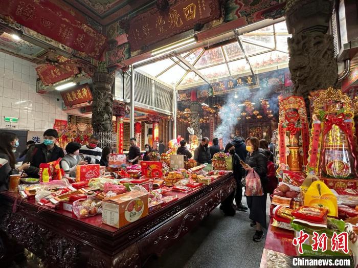 　　图为春节期间，台湾民众在桃园市龙元宫上香祈福。　受访者供图