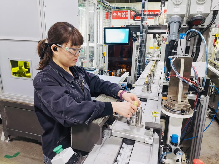 丹佛斯（天津）有限公司员工在制冷阀门生产线上作业。（受访者供图）