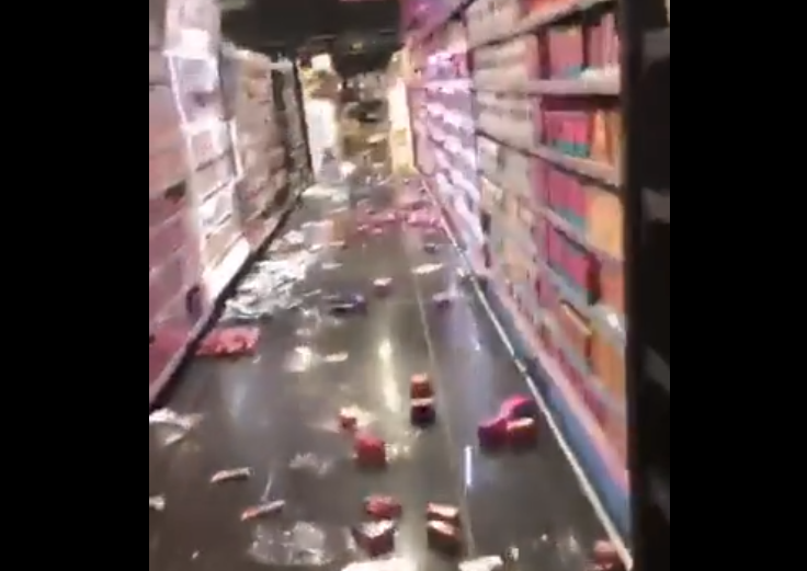 贝鲁特一间超市货架上的商品散落至地面