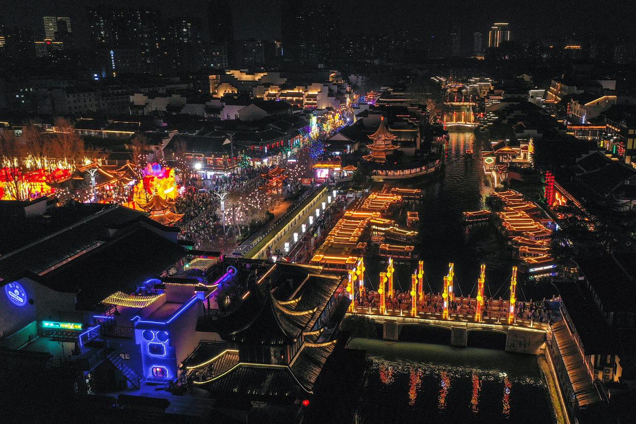 这是2月4日在南京夫子庙景区拍摄的秦淮灯会夜景(无人机照片).