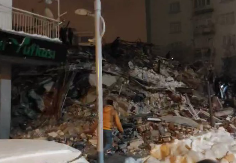 土耳其地震灾后现场曝光:建筑被夷为平地 多国有震感