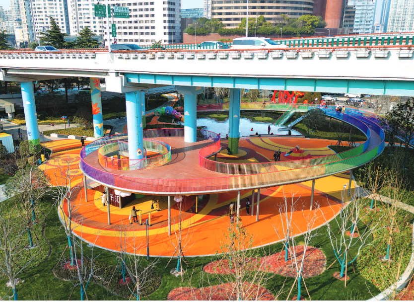 内环漕溪北路立交桥下,名为"乐汇小游园"的口袋公园昨天正式开园.