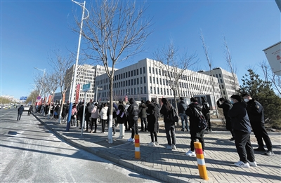 2月4日，在顺义区人力资源公共服务中心门前，求职者排队等候入场。