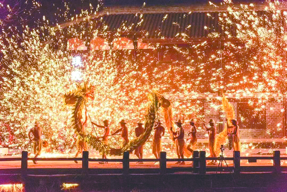 黄龙溪古镇"烧火龙"表演