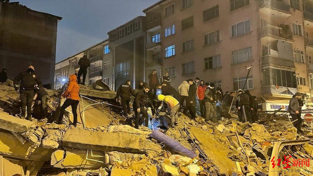 人们站在倒塌的建筑上