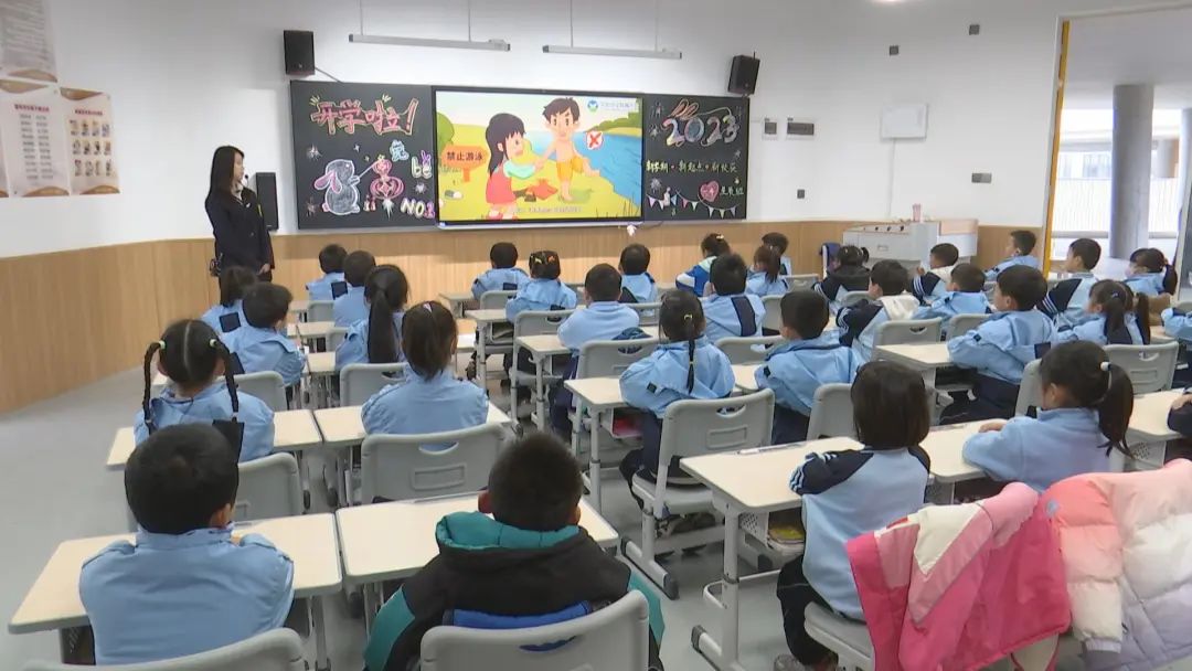 武江第一小学的学生在上开学第一课.图片来源:韶关民声网