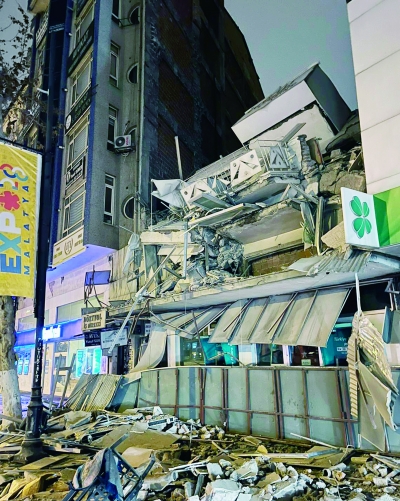     这是2月6日在土耳其马拉蒂亚拍摄的一处倒塌的建筑。新华社发（穆斯塔法·卡亚摄）