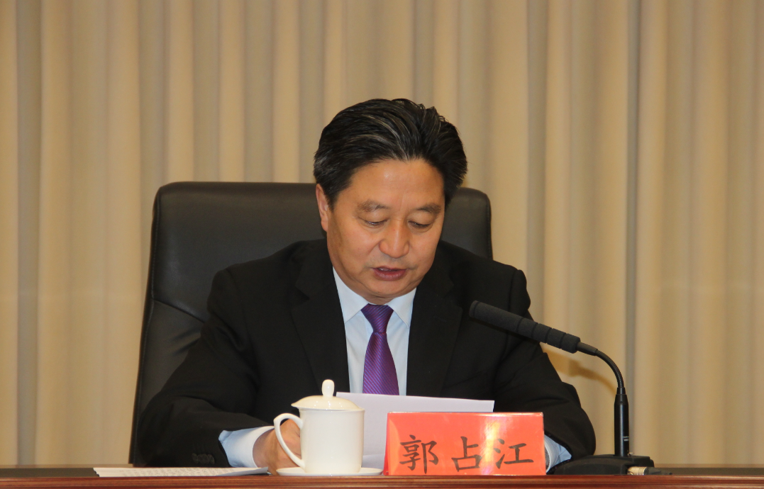 任巴彦淖尔市副市长,杭锦后旗委书记期间,带领一班人马采取大破大立