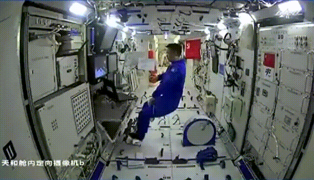 　　神舟十二号航天员聂海胜舱内操作画面