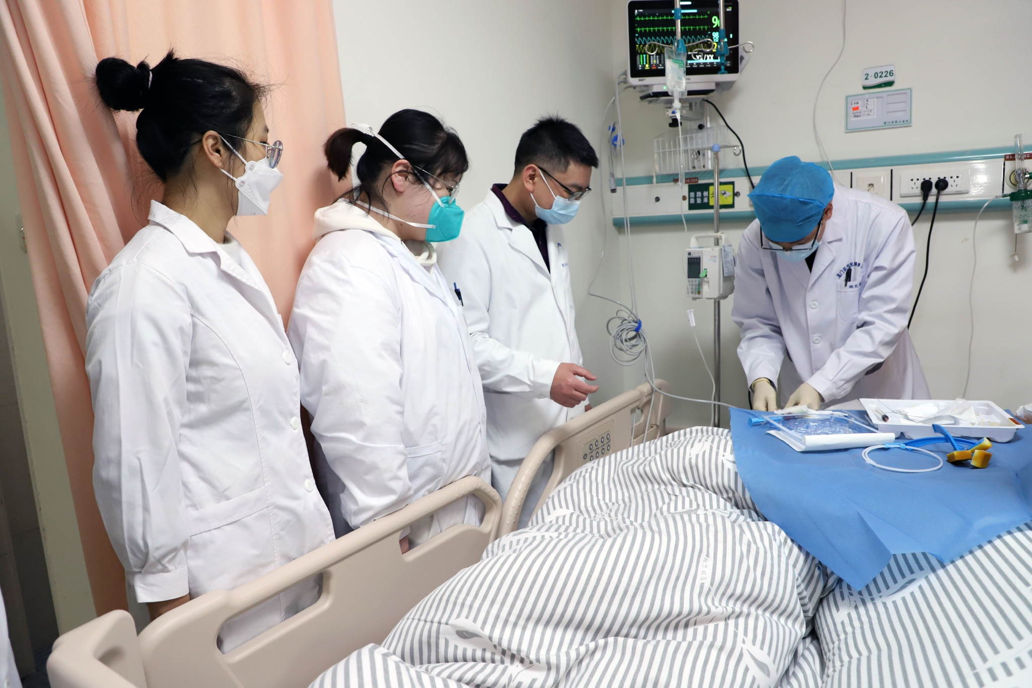 厦门医学院学生在厦门市第二医院和医生一起诊治病人.记者 熊杰 摄