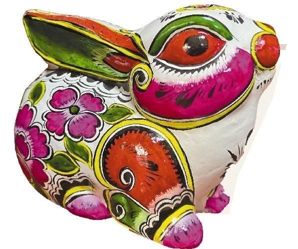 凤翔泥塑国家级传承人胡新明设计的兔年生肖泥塑作品"兔团团".