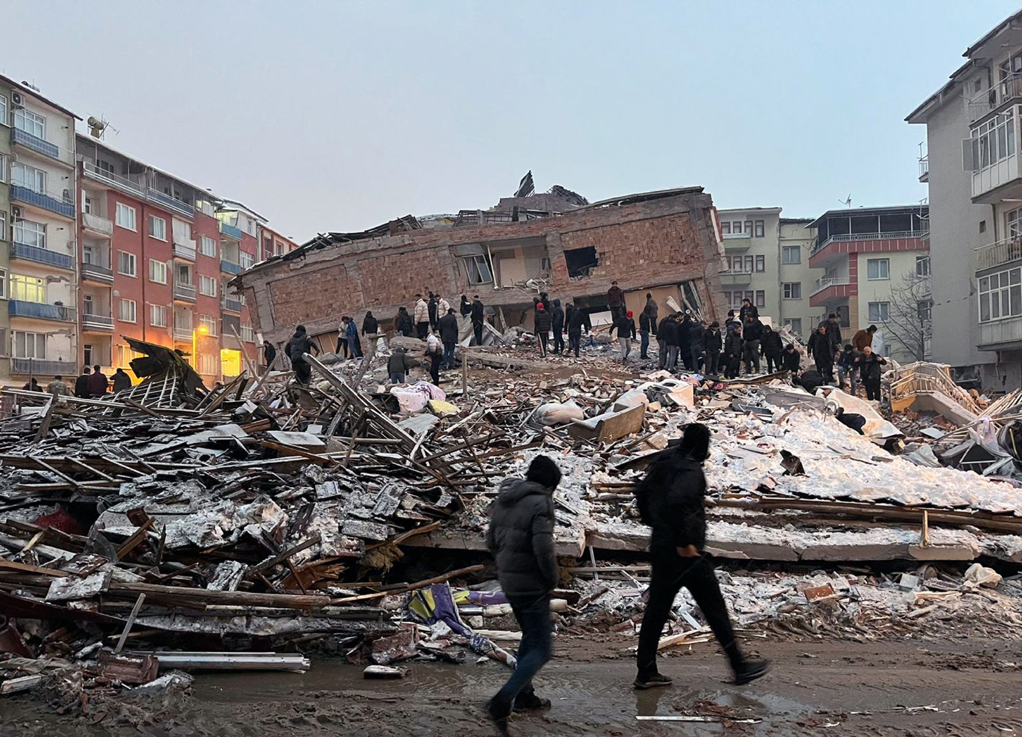 ▲6日，人们聚集在土耳其马拉蒂亚一处倒塌的建筑附近。