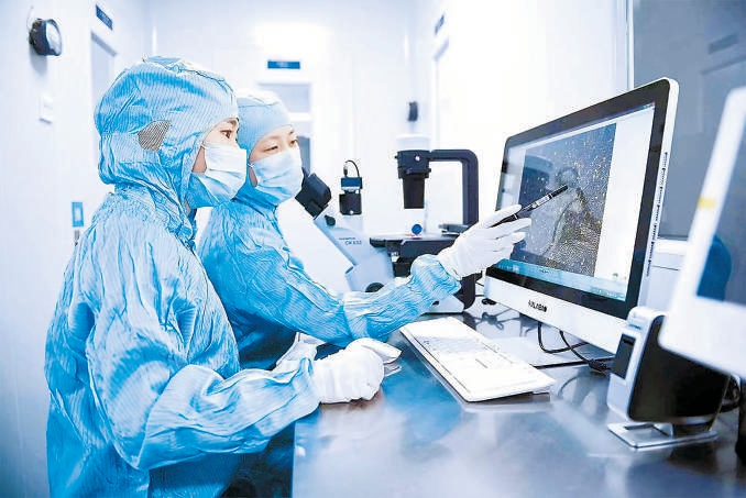 大兴经济开发区企业科研人员正在进行实验分析.