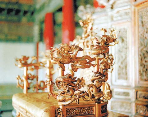 太和殿金銮宝座上的漆金缠龙木雕(摄于20世纪80年代)供图:新华社