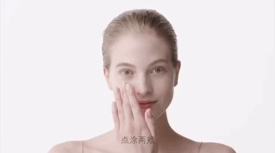 ③ 从脸部中央向外均匀的涂抹于整个脸部。