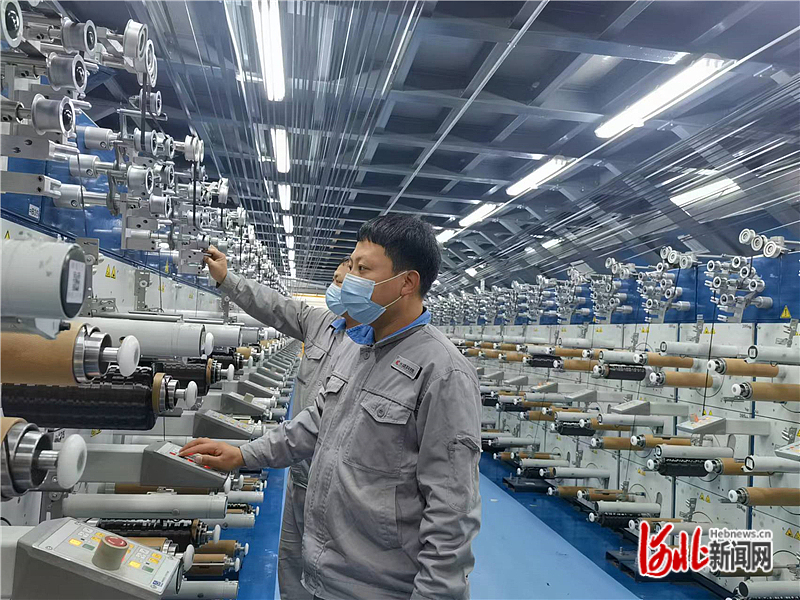 在长盛科技碳化车间，工人在收丝卷装环节进行操作。河北日报记者解丽达摄