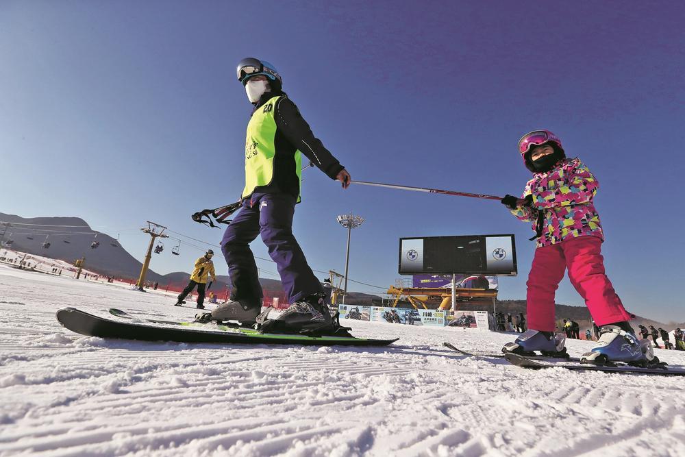 滑雪安全教育进行中 本报记者 陈晨 摄