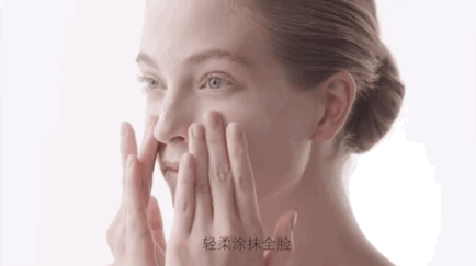 ④产品吸收后再涂抹粉底。