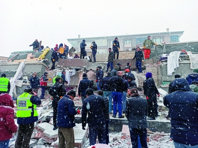     2月6日，人们在土耳其马拉蒂亚一处倒塌的建筑上搜救。    新华社发（穆斯塔法·卡亚摄）