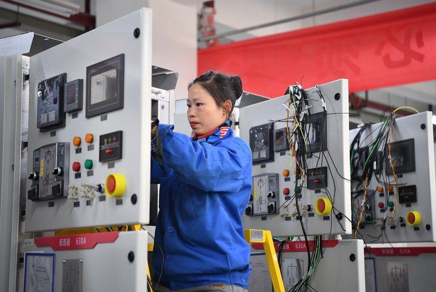 2月3日,工人在西安西驰电气股份有限公司生产基地装配高压软启动器.