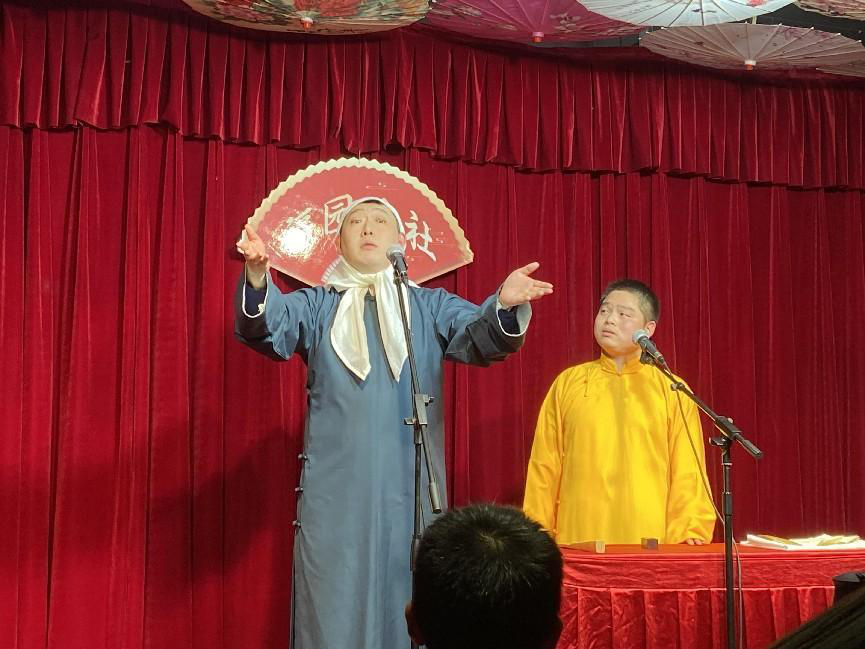 相声演员刘博与搭档李言实表演传统相声作品《写对子》2月5日晚,咸阳