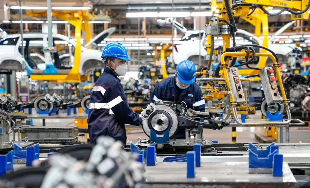 1月29日,工人在合肥蜀山区一家汽车生产制造车间里工作(葛庆钊 摄