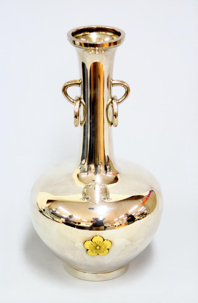 “银制梨花瓶”（图据韩国文化遗产厅）