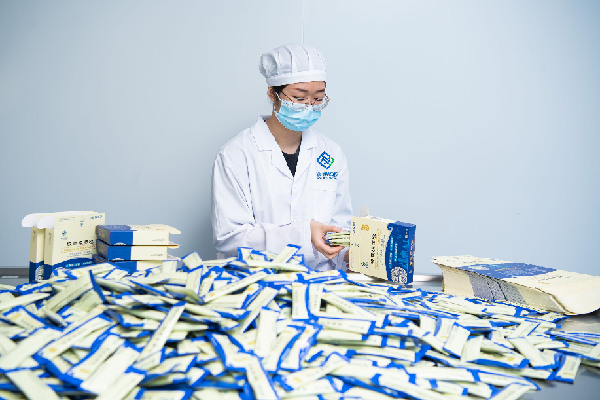 生产操作人员在广药国际(澳门)青洲制药厂进行板蓝根颗粒包装生产.