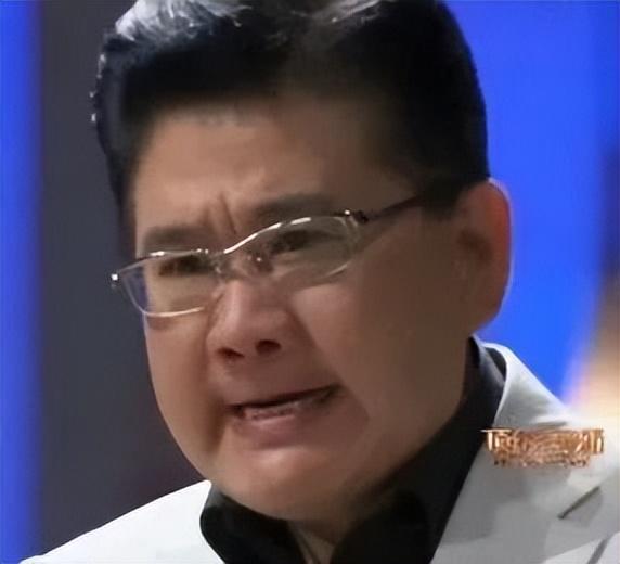 知名主持人的这个表情火了!