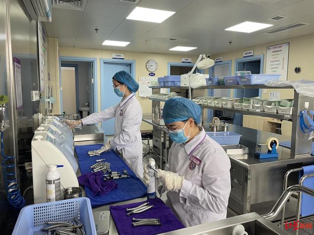 &uarr;四川口腔医院医务工作者正在为器械消毒 受访者供图