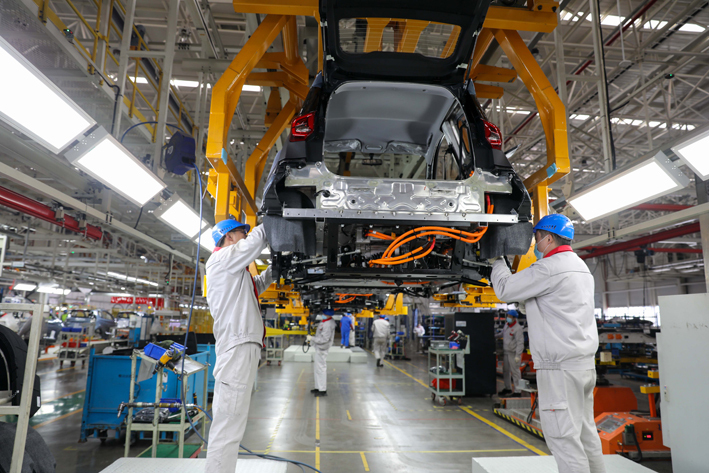图为2月3日,工人在奇瑞汽车股份有限公司新能源二期工厂总装车间作业