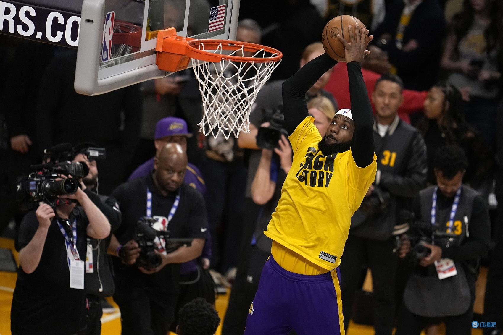 NBA直播詹姆斯职业生涯第2000三分里程碑达成全程回顾