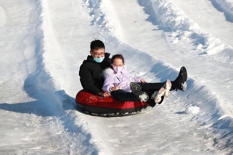 市民带着孩子玩雪圈姚文海 摄