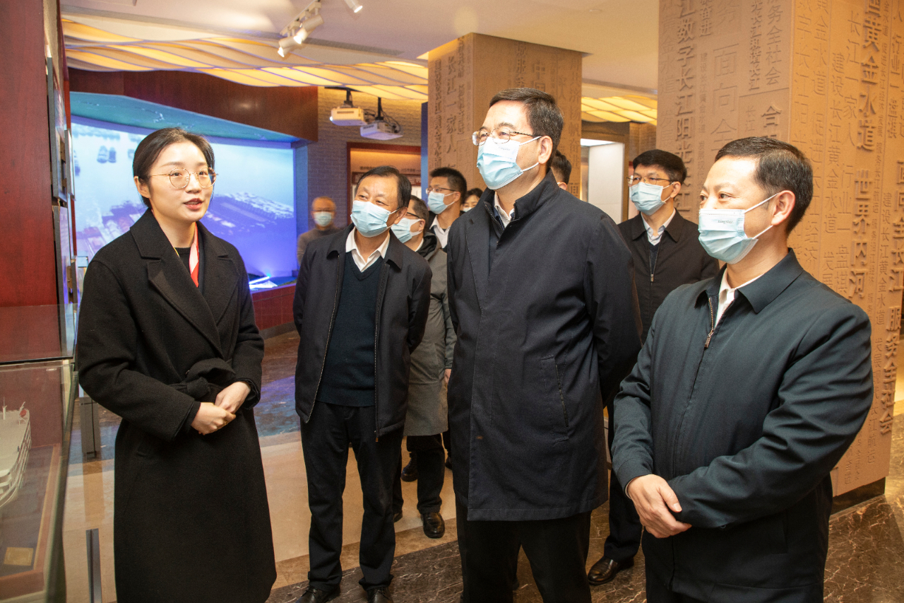 湖北省副省长盛阅春在长航局调研时强调  加快推进三峡枢纽水运新通道