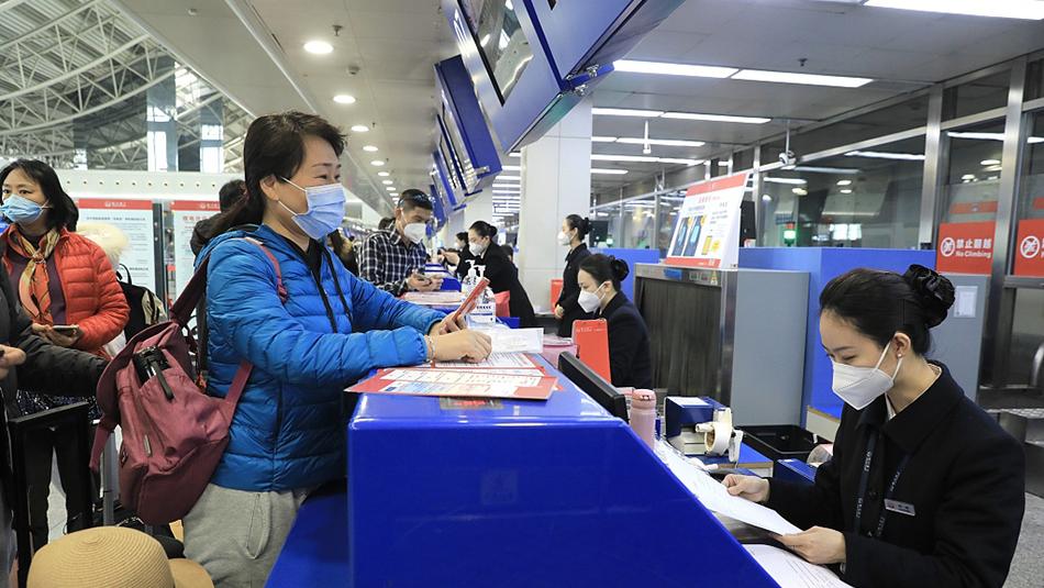 2023年2月6日，成都，赴泰国旅游的成都游客陈女士在机场办理值机手续。视觉中国 图