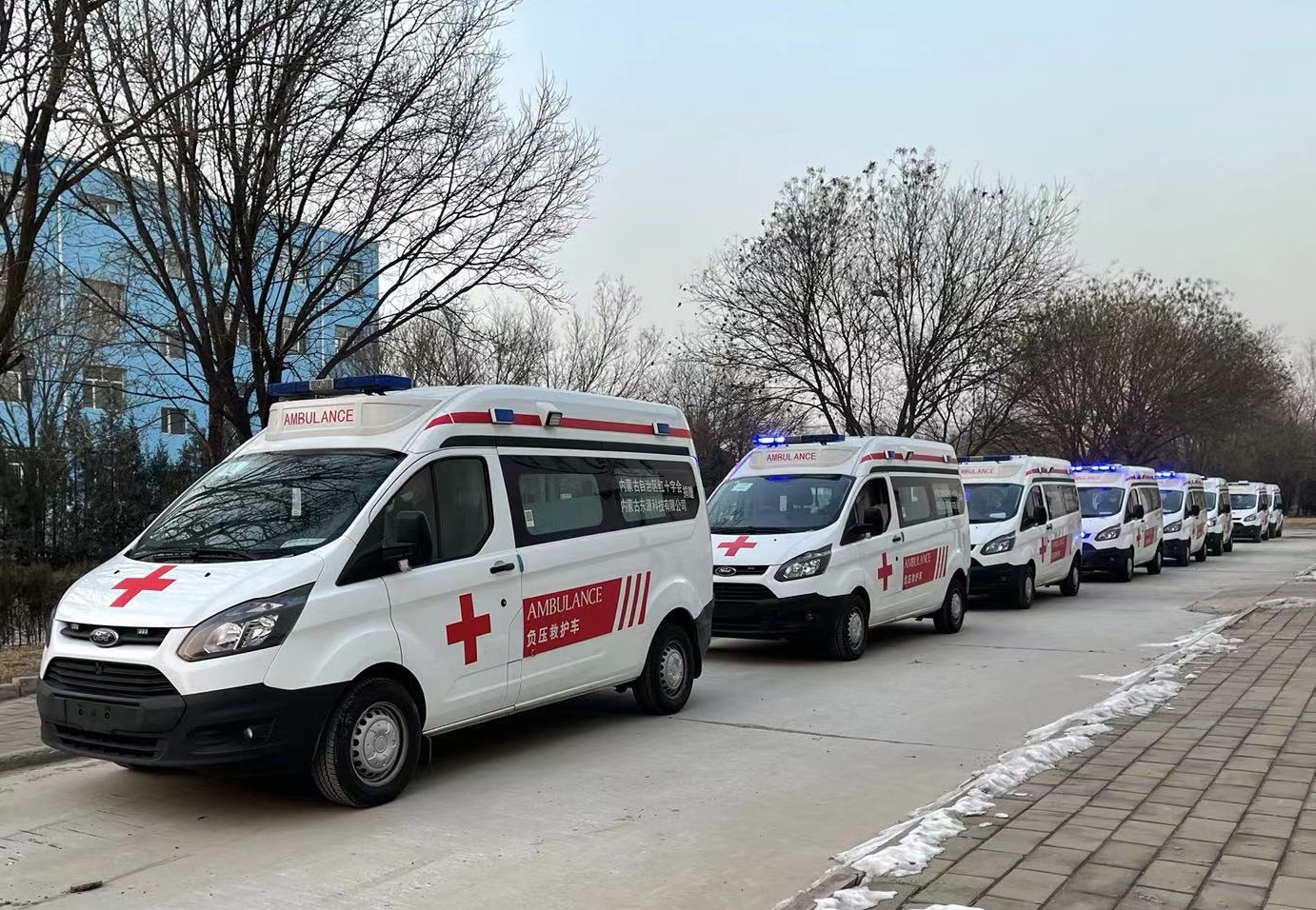 图为一机集团成功向包头市卫健委交付40台救护车