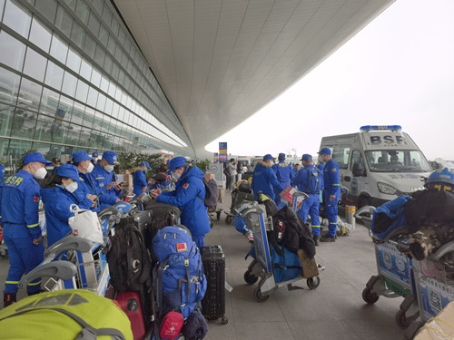 蓝天救援队队员携带救灾物资在武汉天河国际机场等待出发。蓝天救援队供图