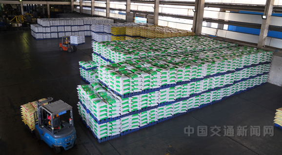 图为桃花村火车站的仓库里,化肥等春耕物资堆码整齐准备装运.