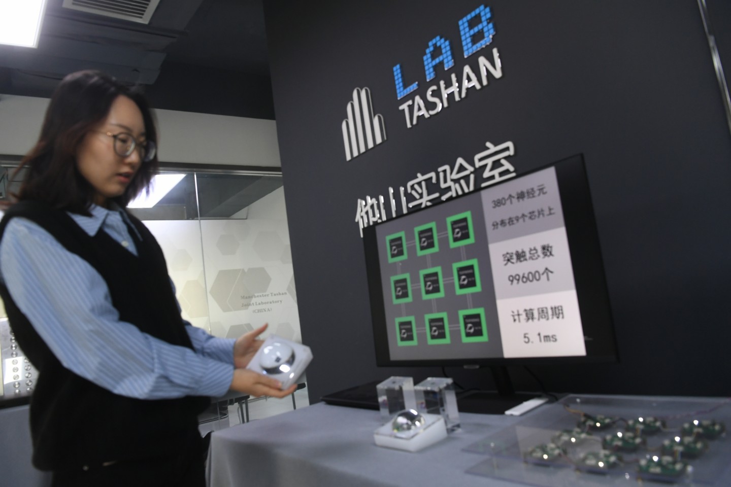 他山科技公司工作人员展示芯片。新京报记者 王颖 摄