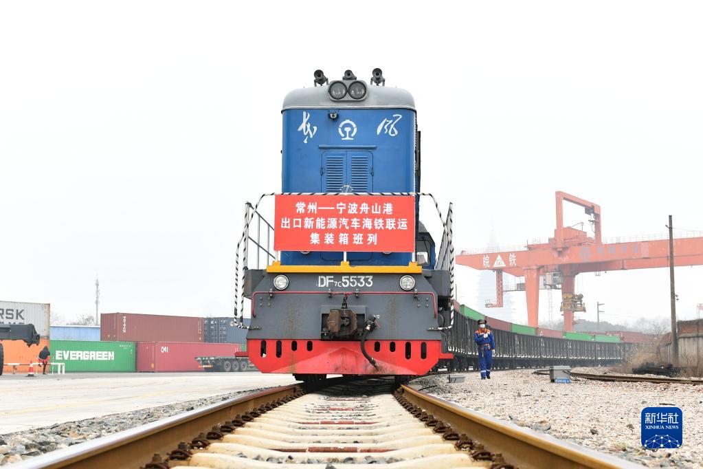 2月8日，在常州站铁路货场，装载新能源汽车的海铁联运铁路班列即将发车。